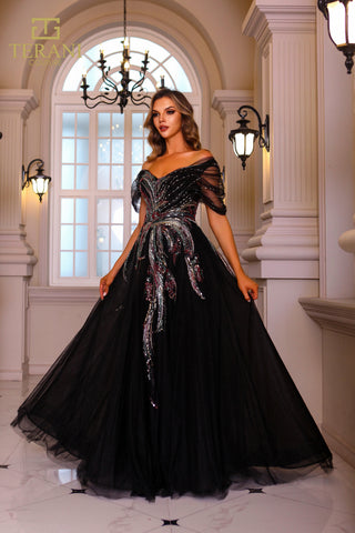 Woman in black evening gown, 251M4411_2