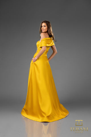 Woman in 251M4441GOLD_2 yellow gown