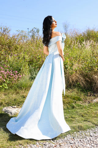 Woman in light blue gown, 252E5169_46