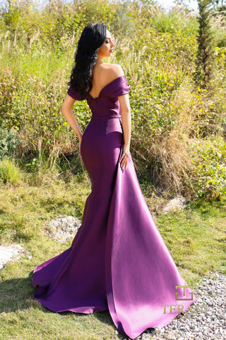 Woman in purple off-shoulder gown 252M5342_48