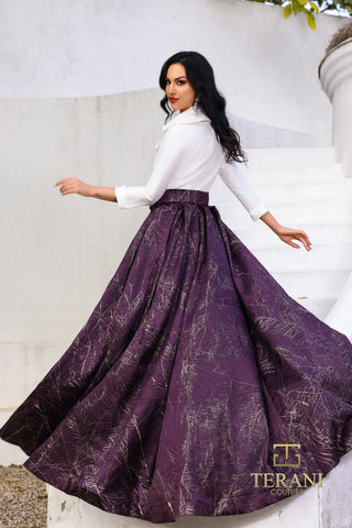 Woman in purple skirt 252M5522_44