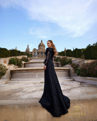 Woman in black gown, Barcelona, 261e6208_1