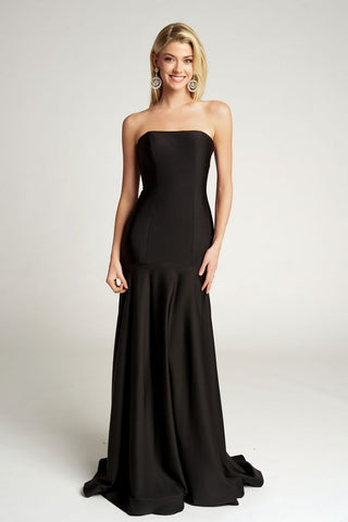 Woman in black strapless gown, 7xRxBZrL