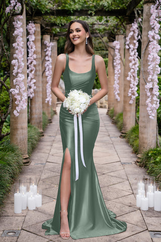 Isadora Fern in green gown with bouquet
