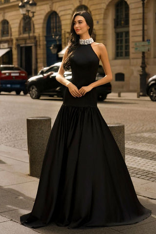 Woman in black formal gown, WDj4Otd9