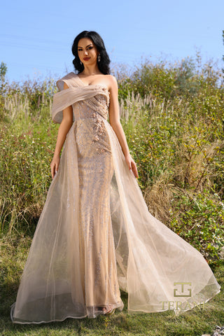 Elegant beige gown, style 252E5125_1, in outdoor setting