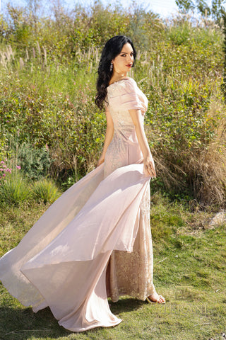 Woman in flowing dress, 252M5308_34