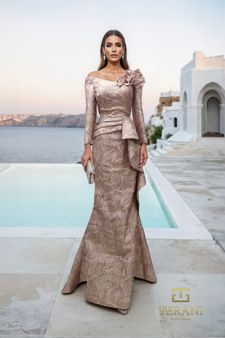 Elegant formal gown 261M6448