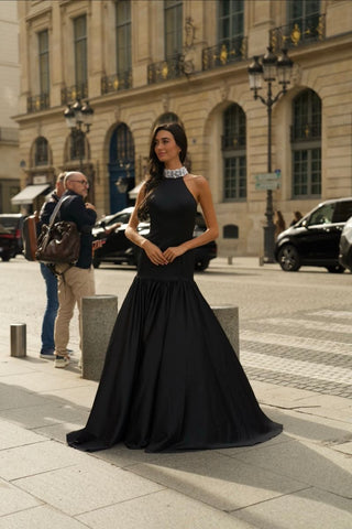 Woman in black dress, 6vNhTfVz