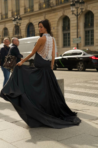 Woman in black dress, PsOM9-1Z