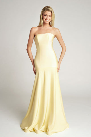 Woman in a yellow strapless gown - qk3Nf2iy